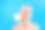 一名粉红色头发的快乐女子对着镜头微笑，手里拿着一个大棒棒糖冰淇淋，在蓝色背景下摆出孤立的姿势图片下载