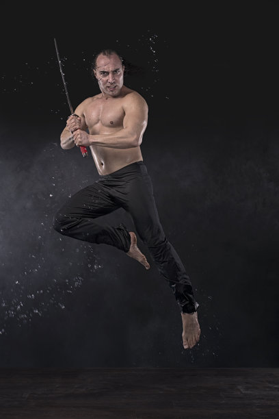 武术家手持剑跳。图片下载