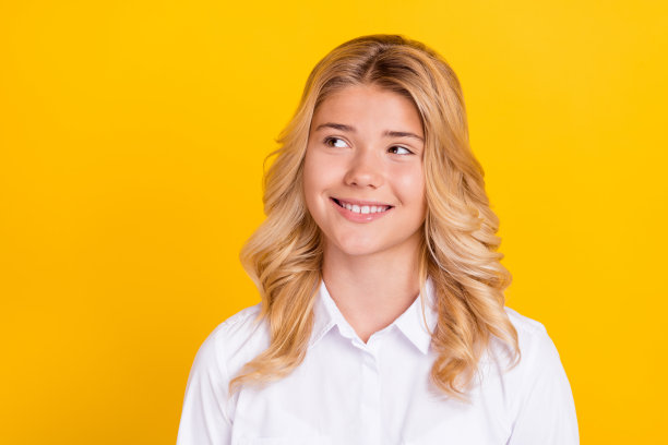 梦幻创意思考者女学生的照片空洞的空间穿着白色衬衫孤立的黄色背景图片下载