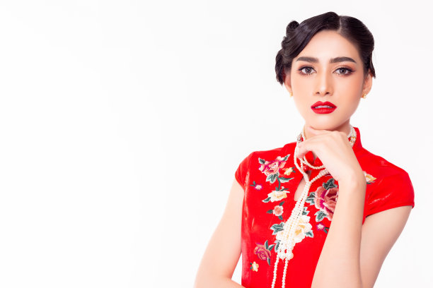 美丽年轻的亚洲女人肖像迷人的美女女孩得到美丽的化妆，穿着漂亮的红裙子和漂亮的发型隔离在白色的背景复制空间华丽的女士看相机时尚图片下载