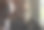 近距离拍摄了一个认不出来的女人从健身房的架子上拿起一个哑铃图片下载
