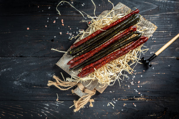 长干香肠，啤酒干小吃，横幅，菜单，食谱的地方为文本。俯视图图片下载