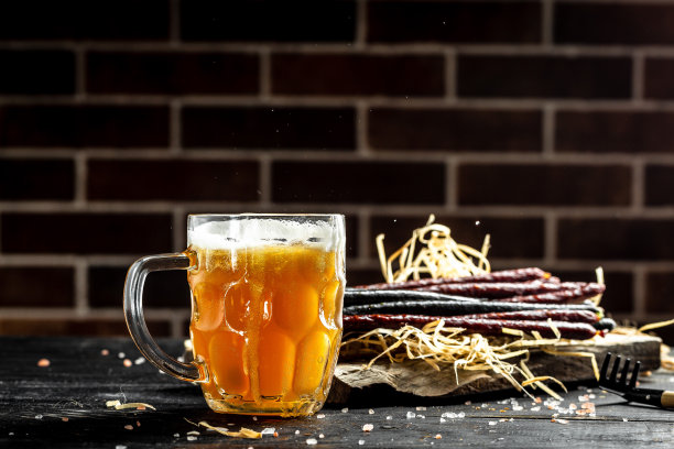 啤酒有厚厚的泡沫，啤酒，啤酒飞溅，啤酒小吃美味的长干香肠，横幅，菜单，食谱的地方为文本图片下载