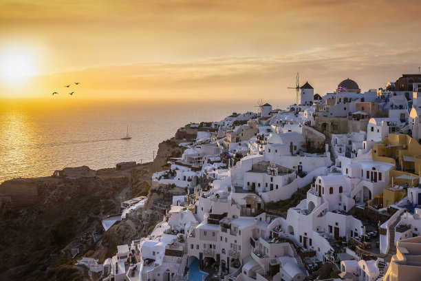 美丽的伊亚村后面橙色的夏日落日图片下载