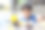 一个小男孩在餐馆里吃牛排图片下载