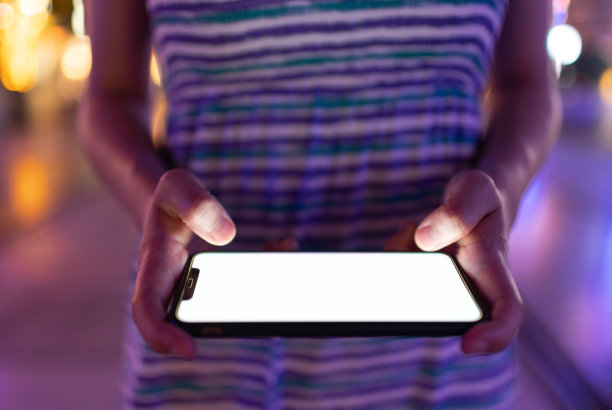 夜间操作手机图片下载