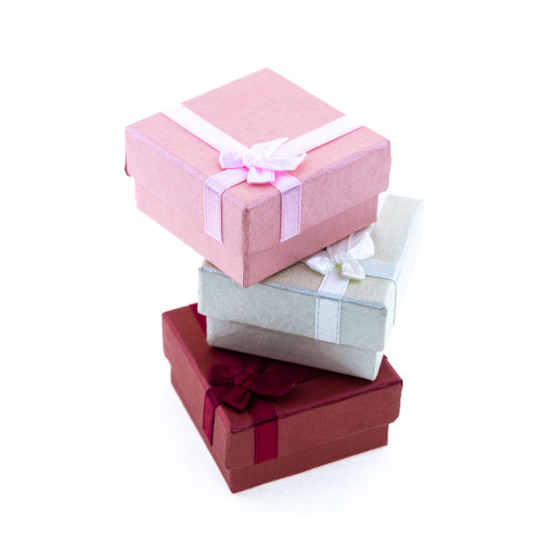 灰色和红色的方形小礼品盒堆叠在孤立的背景上图片下载