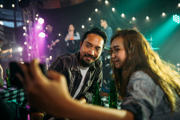 亚洲夫妇在派对上庆祝。图片下载