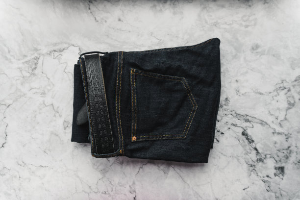 白色大理石背景的深色牛仔裤图片下载