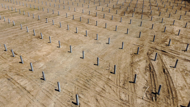 桩钻机在地面上安装桩的设备，打柱的重型机械图片下载