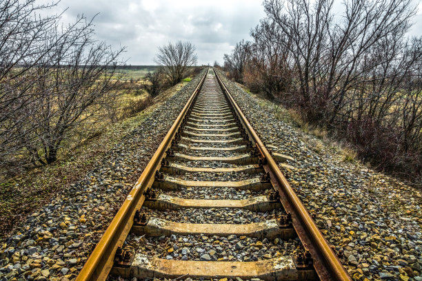 铁轨渐渐向远处退去图片下载