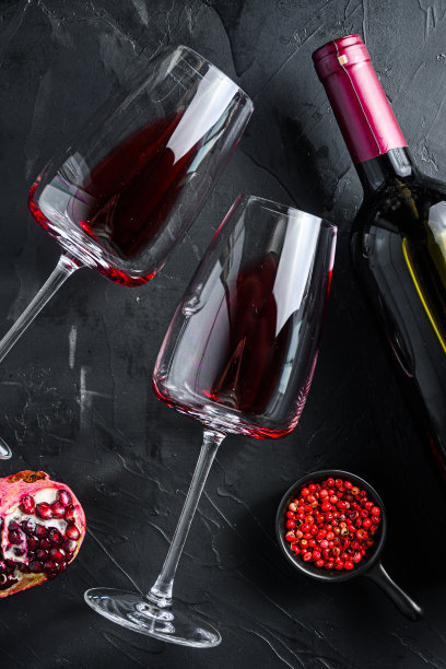 一杯红酒，黑色纹理背景，俯视图。图片下载