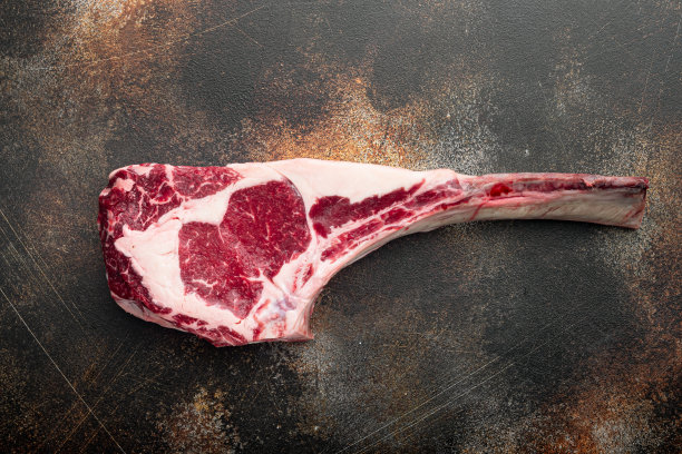生的生黑安格斯牛肉战斧骨牛排，在旧的深色乡村背景，俯视图平躺，与文本的复制空间图片下载