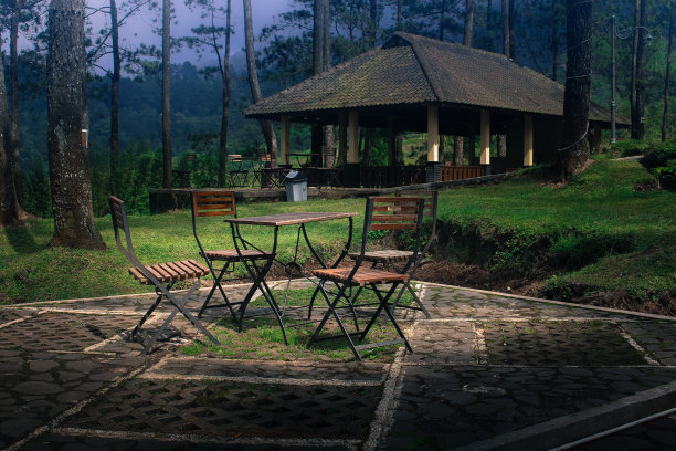 有木椅的聚会场所图片下载