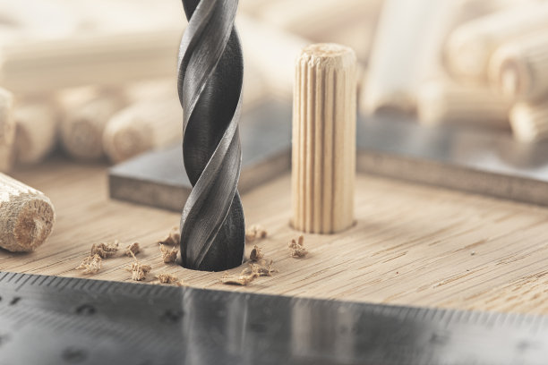 用钻头在橡木板上打榫孔图片下载