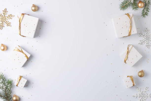 圣诞装饰与礼物在白色的背景。平铺，复制空间图片下载