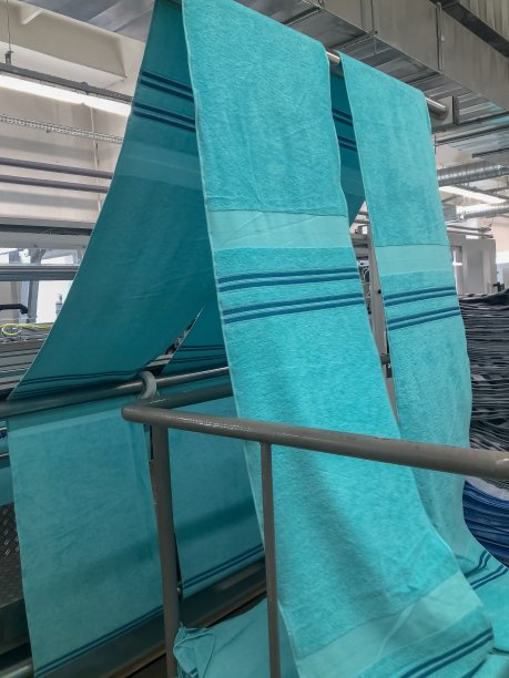 生产纺织品上的蓝色毛巾图片下载