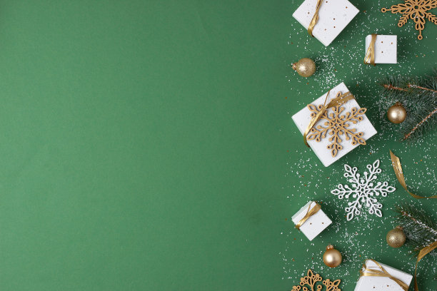 圣诞节装饰与包装礼物在绿色背景。平铺，复制空间图片下载