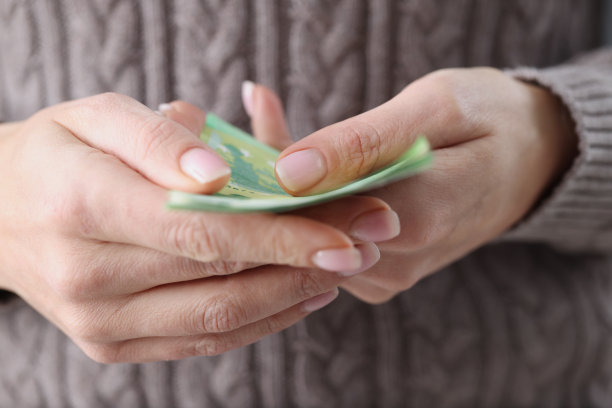 手持欧元钞票的女子图片下载