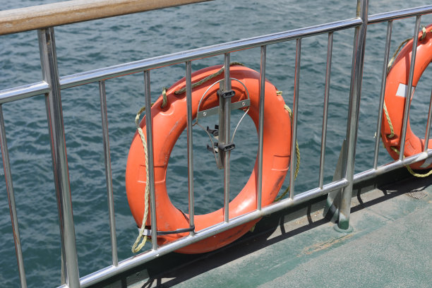 橙色的救生圈。图片下载