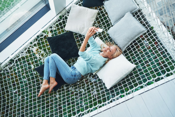 美丽的年轻女子用智能手机自拍的俯视图图片下载