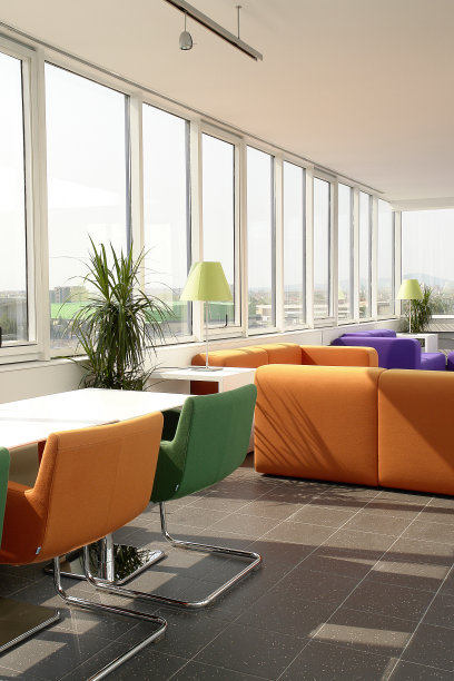 阅览室书架旧砖墙，室内装饰舒适图片下载