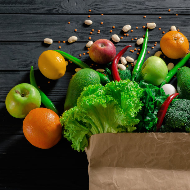 装有不同热带新鲜水果和蔬菜的纸袋。健康饮食和杂货店购物的概念。俯视图图片下载