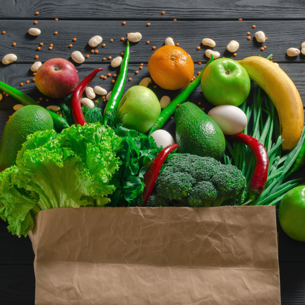 装有不同热带新鲜水果和蔬菜的纸袋。健康饮食和杂货店购物的概念。俯视图图片下载