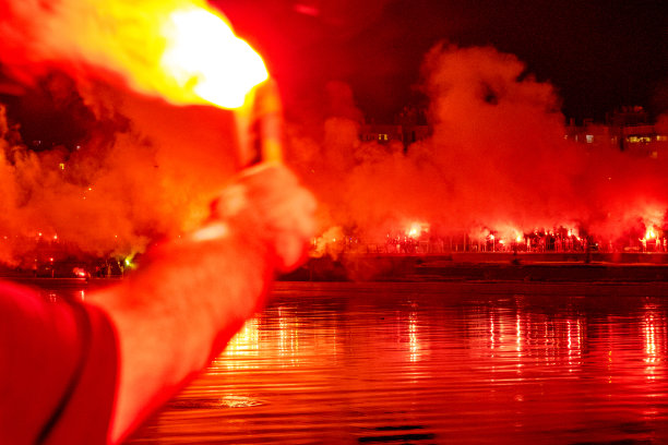 晚上点燃了大批狂热的火炬爱好者图片下载
