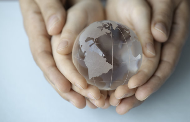 母亲和她的女儿正拿着一个玻璃球图片下载