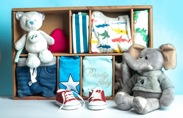 男婴的衣服和配件收集在一个盒子里，为一个凉爽的新生儿装备，没有人包括在内图片下载