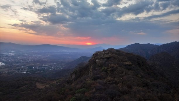 从山顶拍摄的风景图片下载