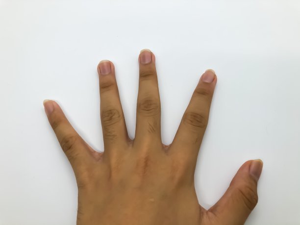 男孩的手放在白色的场景上图片下载