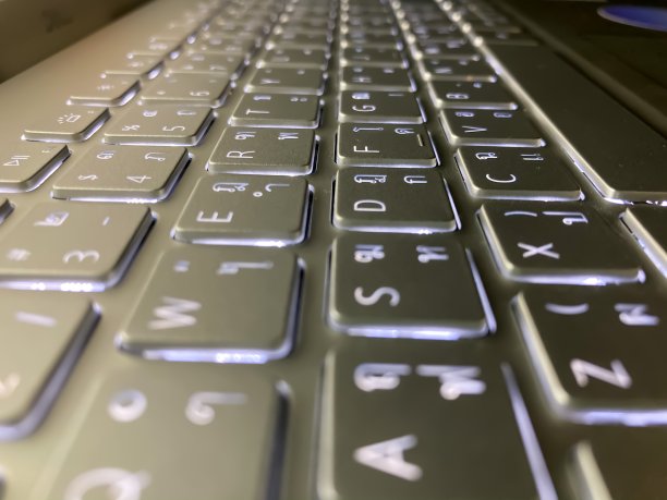 键盘的一侧有一个笔记本灯。图片下载