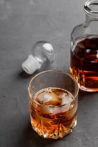 威士忌酒杯，混凝土背景，有复印空间。酒精成瘾概念图片下载