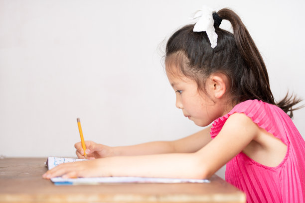 女孩在用铅笔学习图片下载