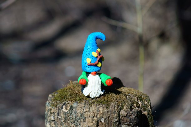 森林里一个侏儒的身影。图片下载