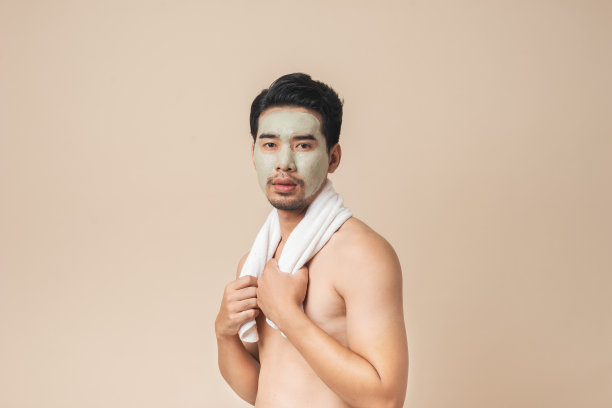 概念面部治疗和皮肤年轻化的男性。图片下载