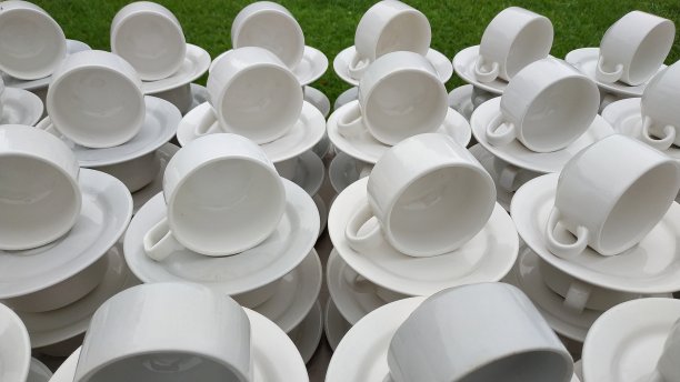 很多白色的空瓷质咖啡杯。图片下载