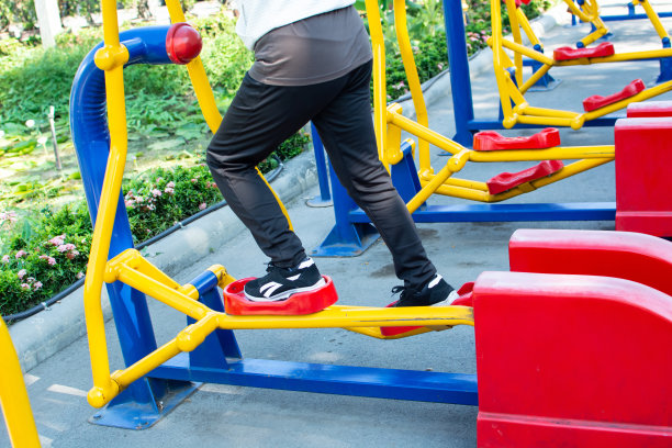 在公园的健身机上锻炼图片下载