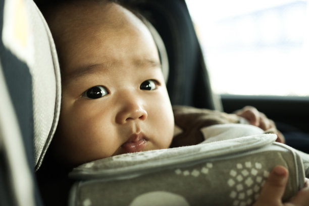 车里有个亚洲男婴图片下载