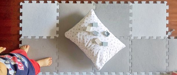 孩子们用枕头和玩具玩单色拼图图片下载