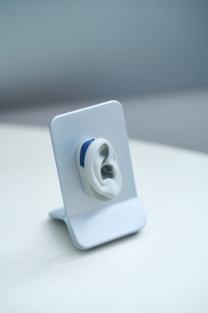 立着的人耳朵的小模型图片下载