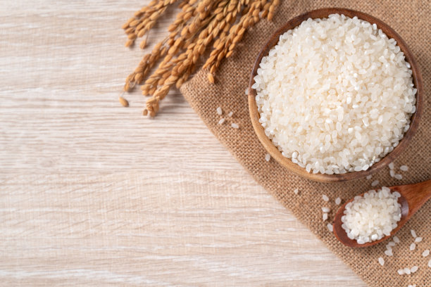 白米饭放在木桌背景的碗里。图片下载