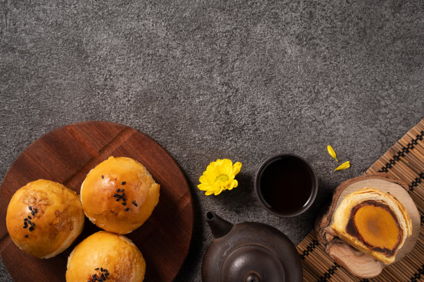 中秋佳节用的蛋黄月饼。图片下载