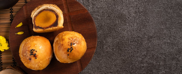 中秋佳节用的蛋黄月饼。图片下载