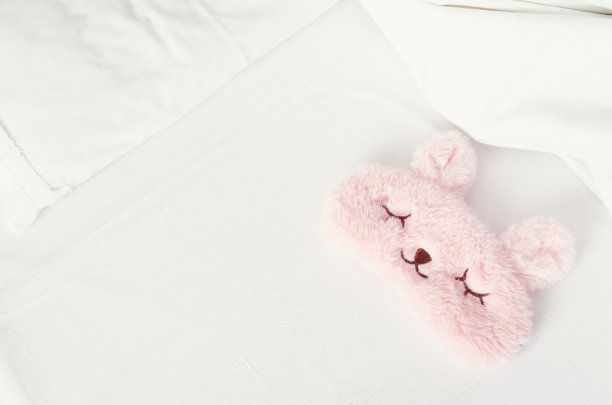 白色的床单和枕头图片下载