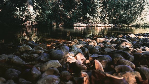 海滨的鹅卵石图片下载