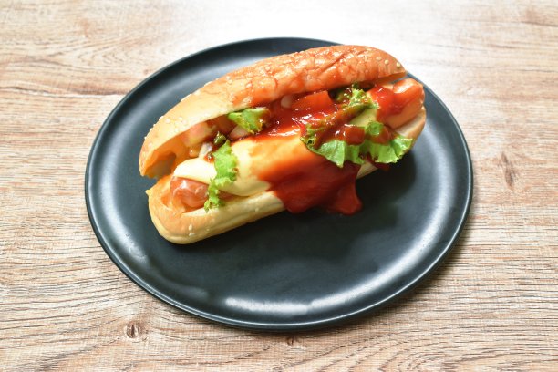 热狗填满烟熏猪肉香肠，芝士片配生菜酱图片下载