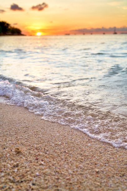海绵波在海滩上泡沫和日落地平线在koh lipe i图片下载
